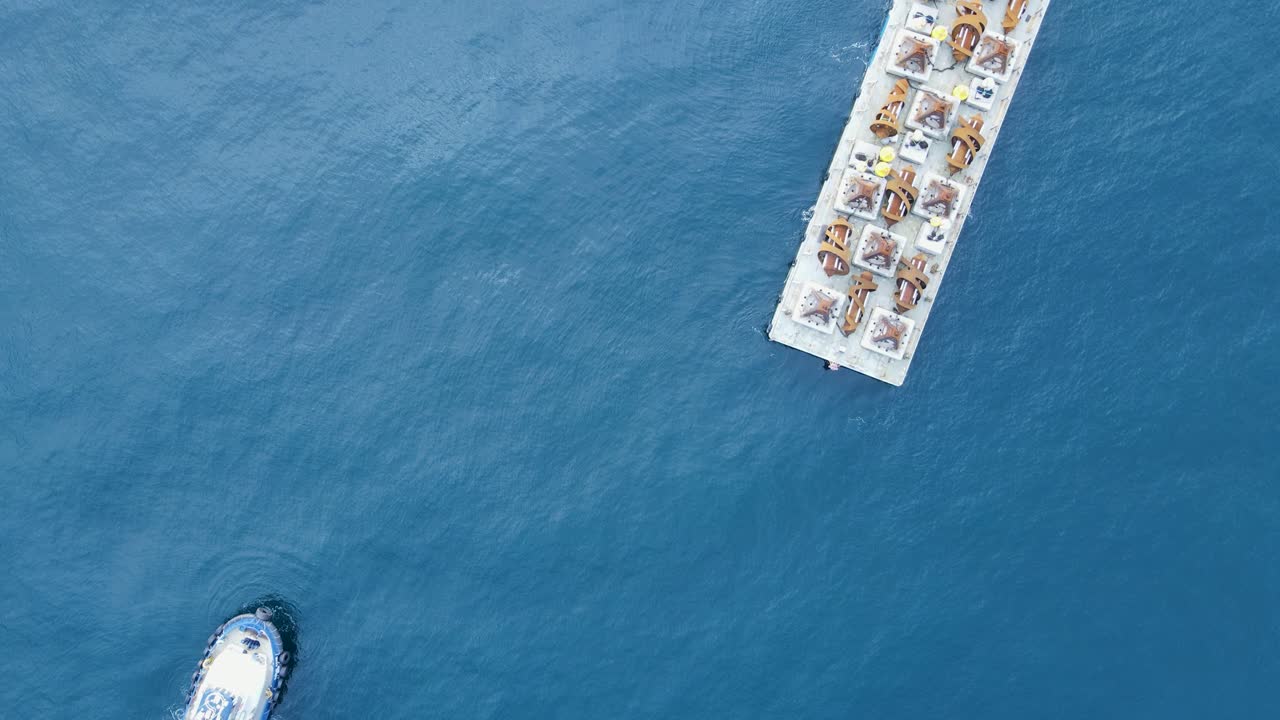 해저에 설치 준비가 완료된 부유 바지선의 인공 암초 구조물