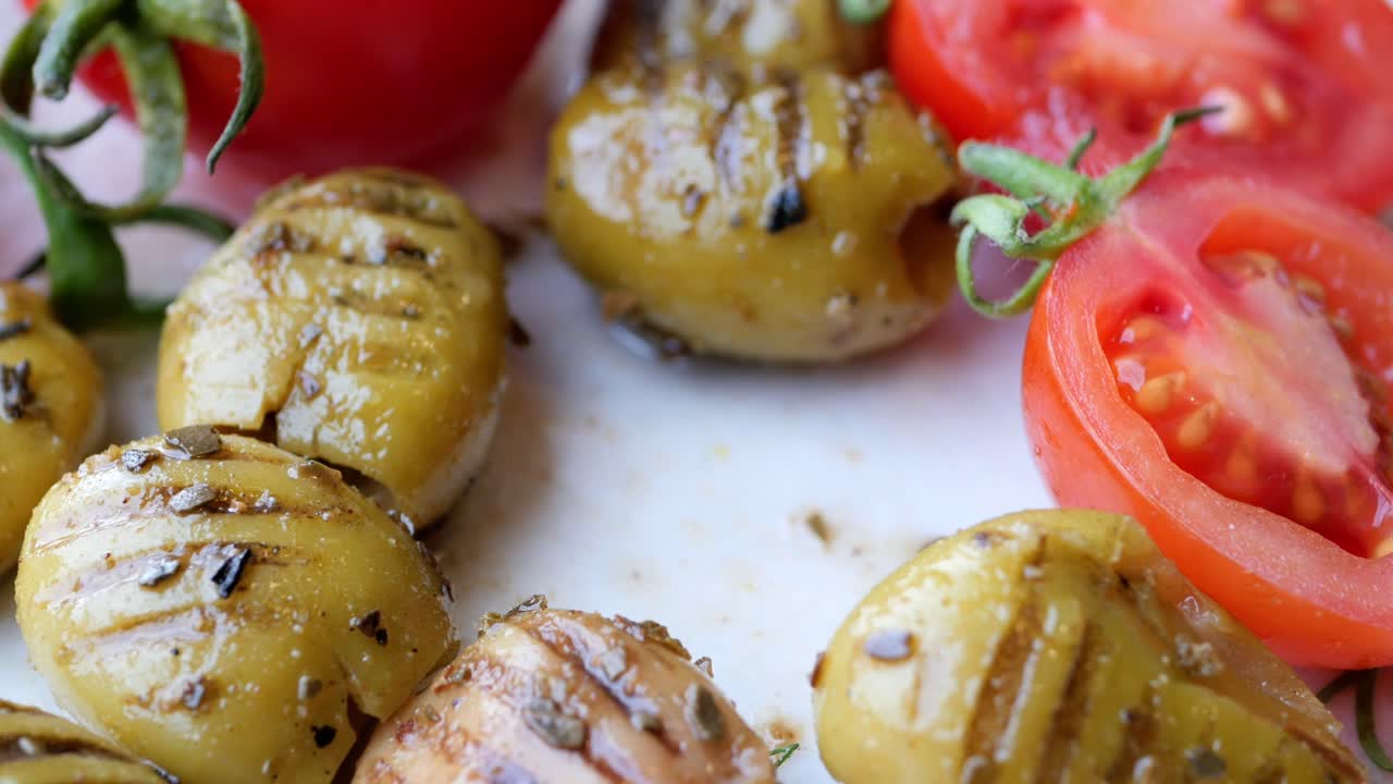aceitunas a la parrilla turca con aceituna y tomate en el plato ,