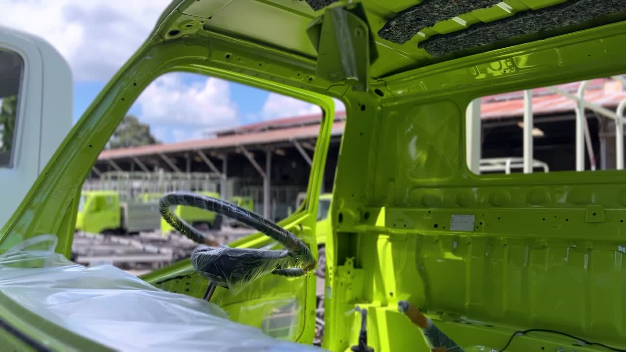 공장에서 불완전한 차체로 된 차량