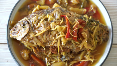 Carpa-Hervida-Con-Lechuga-En-Escabeche