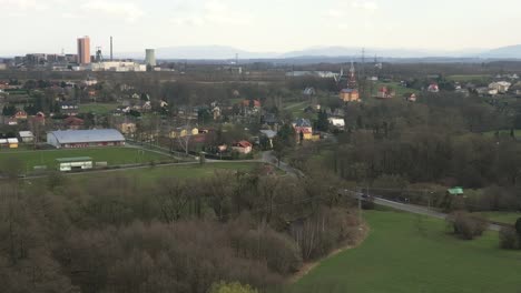 Eine-Luftaufnahme-Des-Dorfes-Stonava-In-Der-Nähe-Von-Karviná-Mit-Einem-Großen-Wahrzeichen-Einer-Kohlenmine