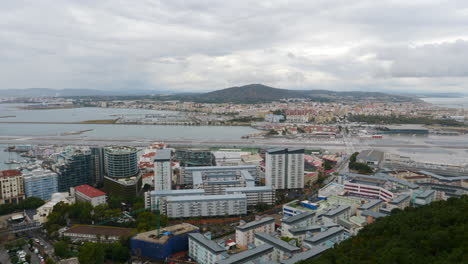 panorámica de la pista del aeropuerto internacional de gibraltar en gibraltar
