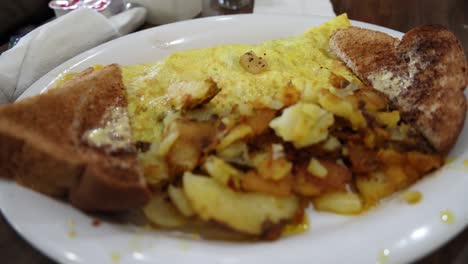 Three-egg-veggie-omelette-with-fried-potatoes-breakfast-video