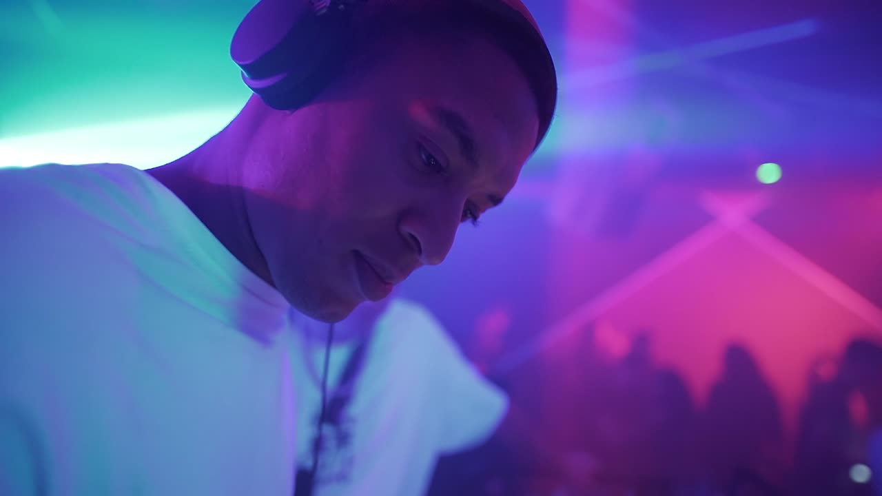 dj en un club nocturno