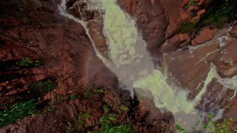 un vistazo aéreo captura la serena belleza de la cascada bijagual ubicada en medio del vibrante y intacto entorno natural de costa rica.
