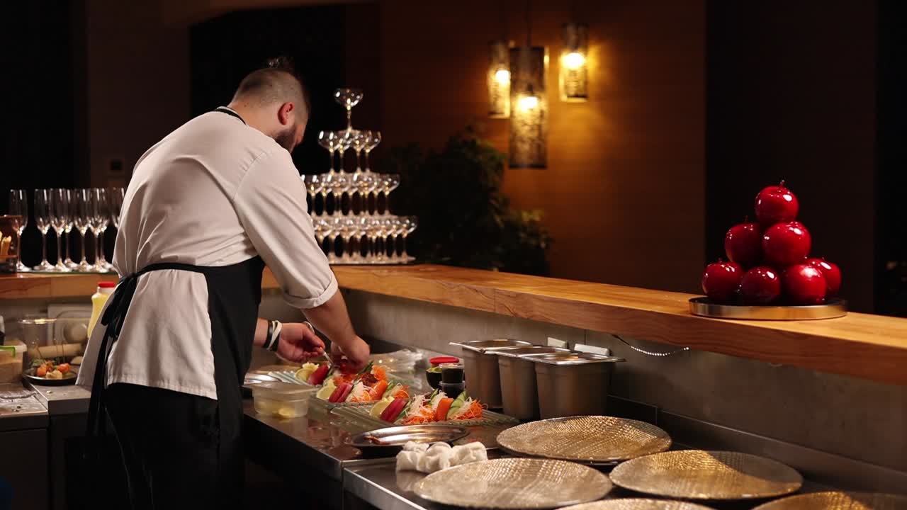 레스토랑에서 요리를 준비하는 수시 셰프