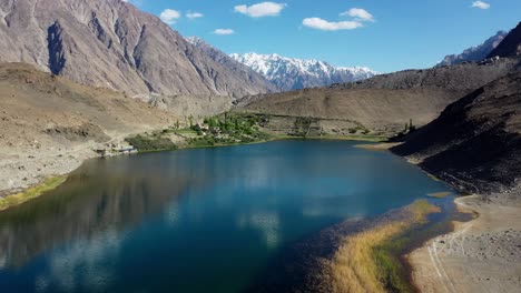 el lago borith hunza rodeado de montañas, situado a 2600 m sobre el nivel del mar