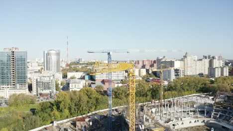 sitio de construcción en la ciudad con grúas y rascacielos