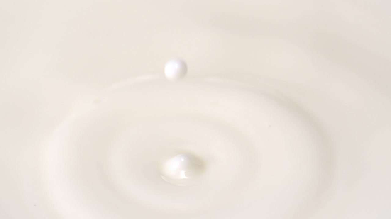 우유를 부어서 움직이는 것