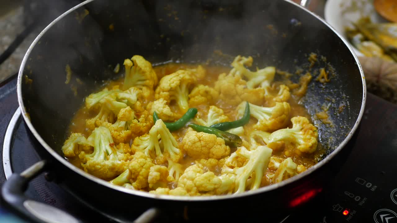 cocción de curry de coliflor