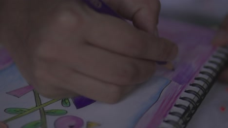 Un-Primer-Plano-De-Una-Mano-Coloreando-Un-Dibujo