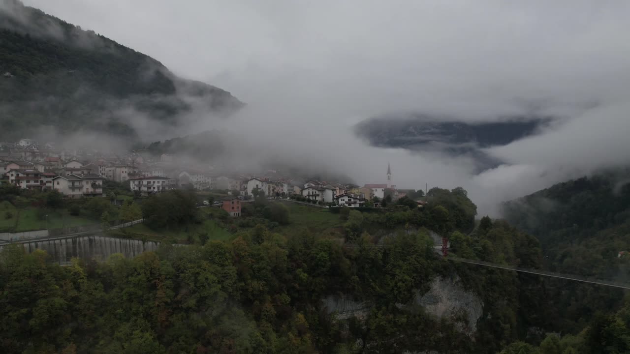 Sisli İtalyan dağ kasabası üzerinde hızlandırılmış çekim