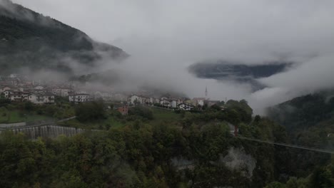 Timelapse-Sobre-La-Brumosa-Ciudad-De-Montaña-Italiana