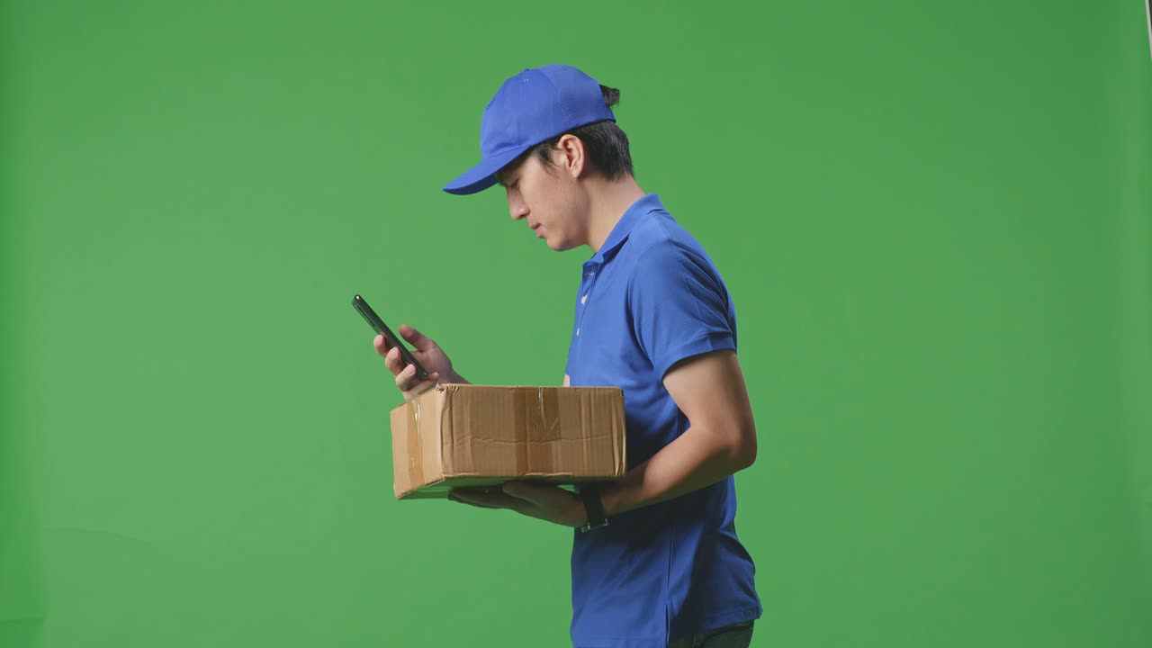 Persona di consegna con pacco e smartphone