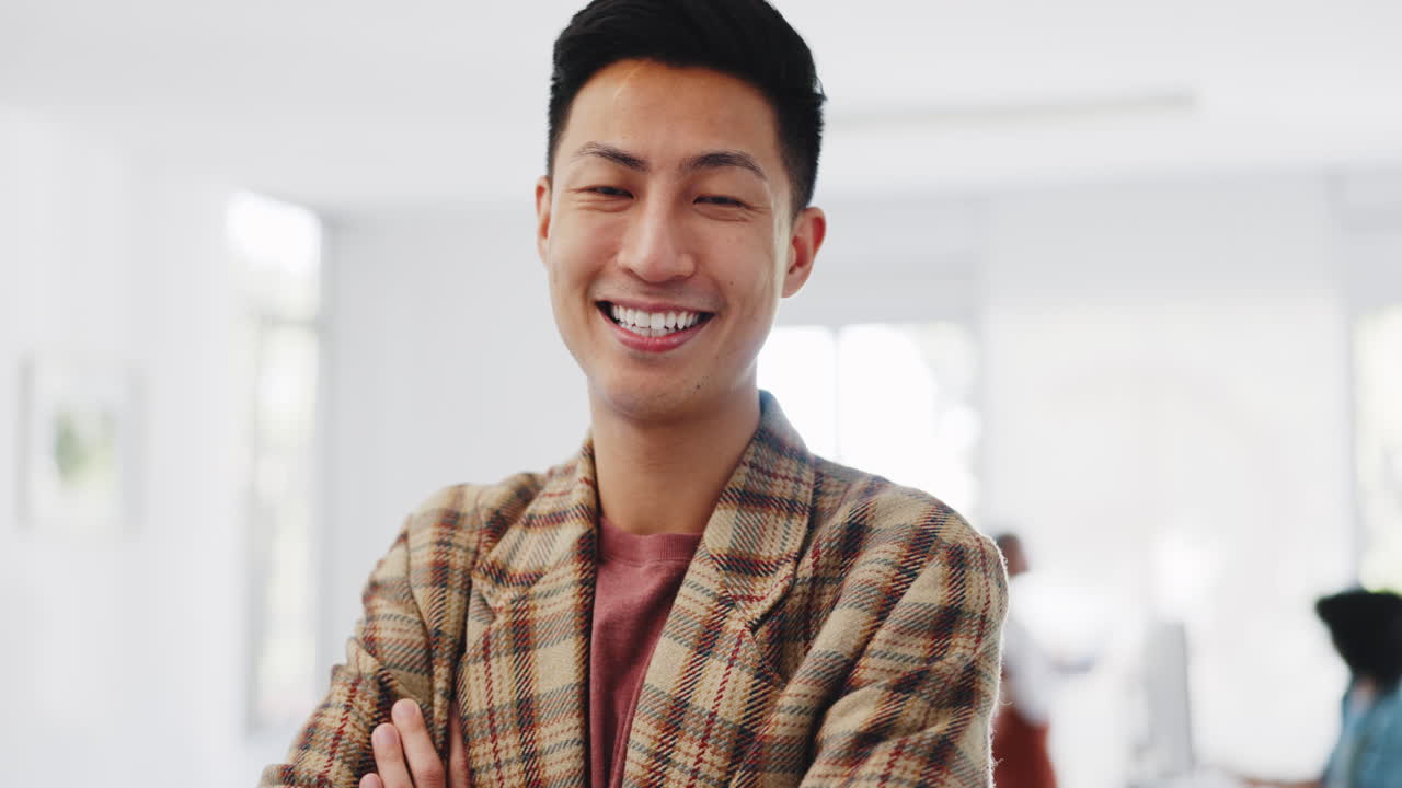 팔을  ⁇ 고, 자부심과 아시아 남자의 얼굴