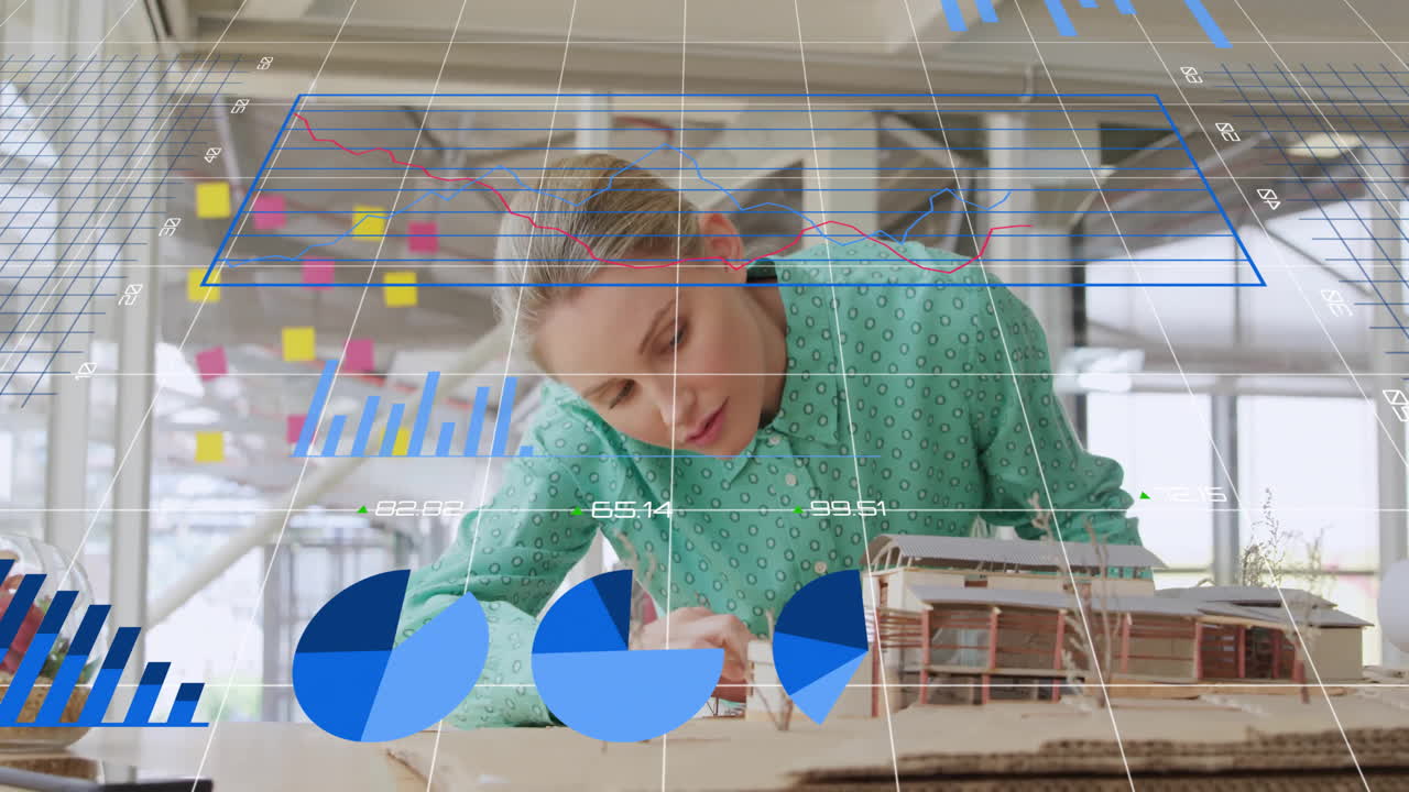 animación de gráficos y números cambiantes, arquitecta caucásica preparando un modelo 3d de casa