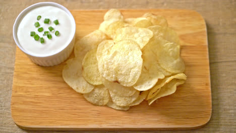 papas fritas con salsa de crema agria