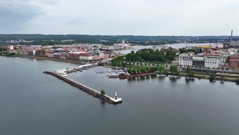 Pirenfyren,-Historisches-Wahrzeichen-Und-Kai-Am-See