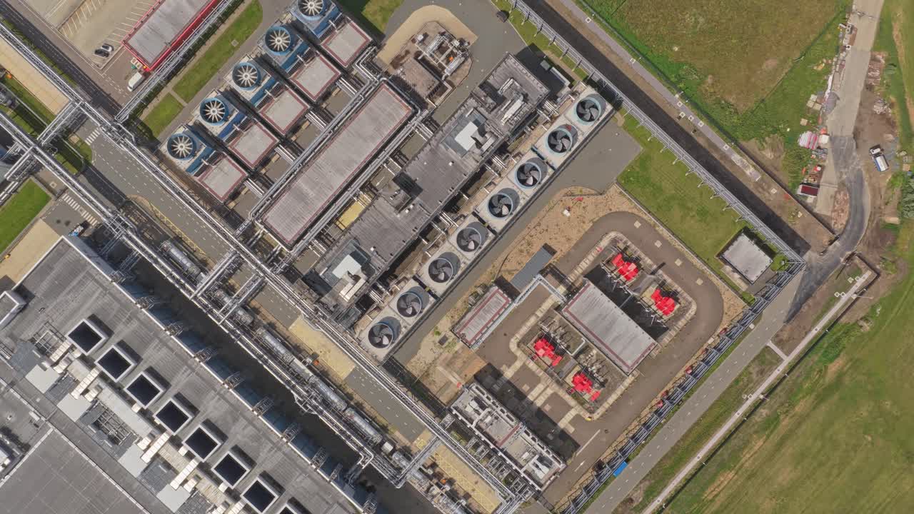 Esterno di un moderno data center con torri di raffreddamento, infrastruttura di big data e intelligenza artificiale