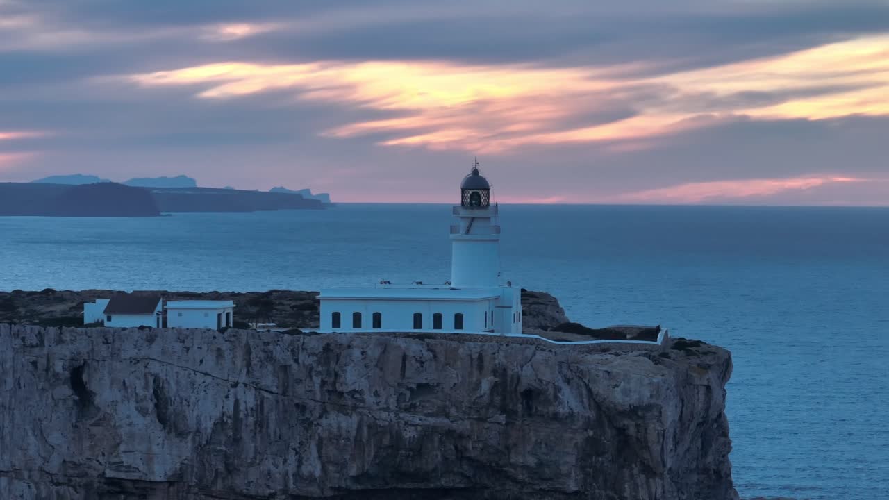 메노르카의 해가 지는 스카이 라인 스페인 해변 여행 목적지 해양 전망의 건축적 랜드마크