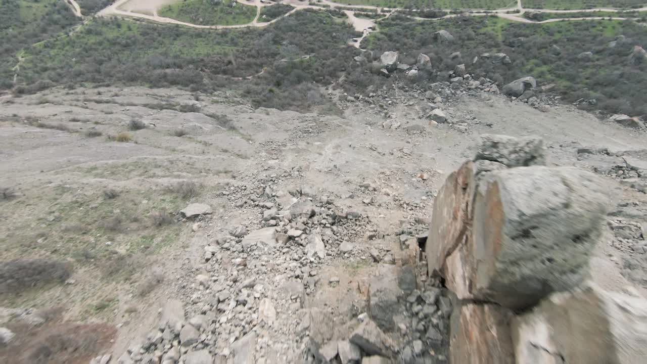 바위 와 잔해 가 있는 산악 지형 의 공중 사진