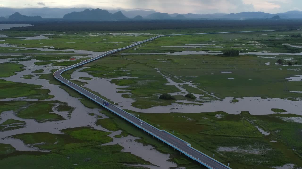 태국 남쪽에서 차량이 목적지로 향하는 아침 휴식, 공중