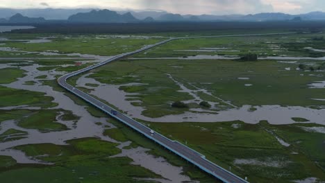 las pausas matutinas sobre el sur de tailandia mientras los vehículos se dirigen a sus destinos, aéreas