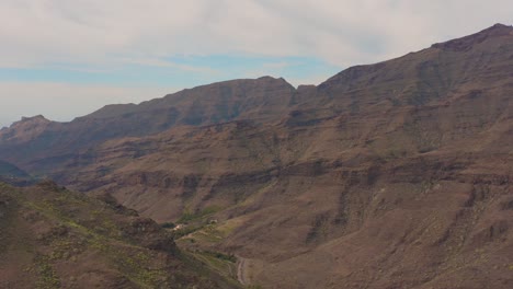 Drohnenfliegen-Von-Bergen-Und-Schluchten-Auf-Gran-Canaria