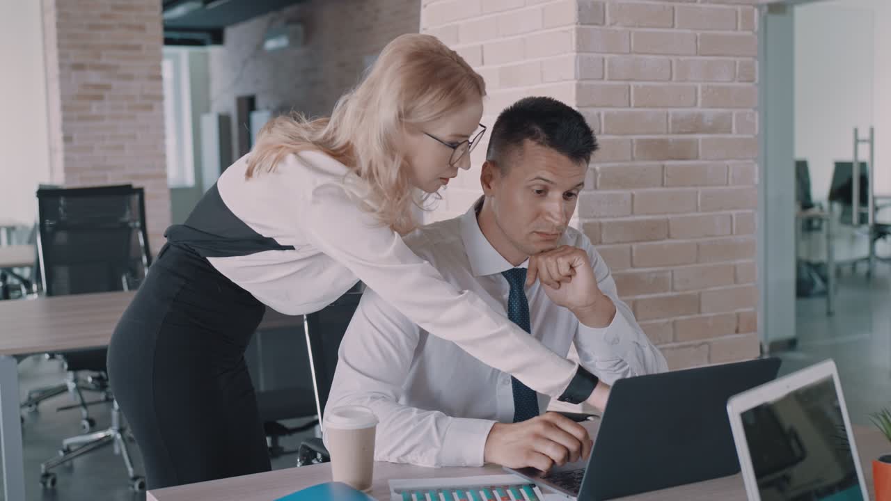 сотрудники обсуждают проект в офисе