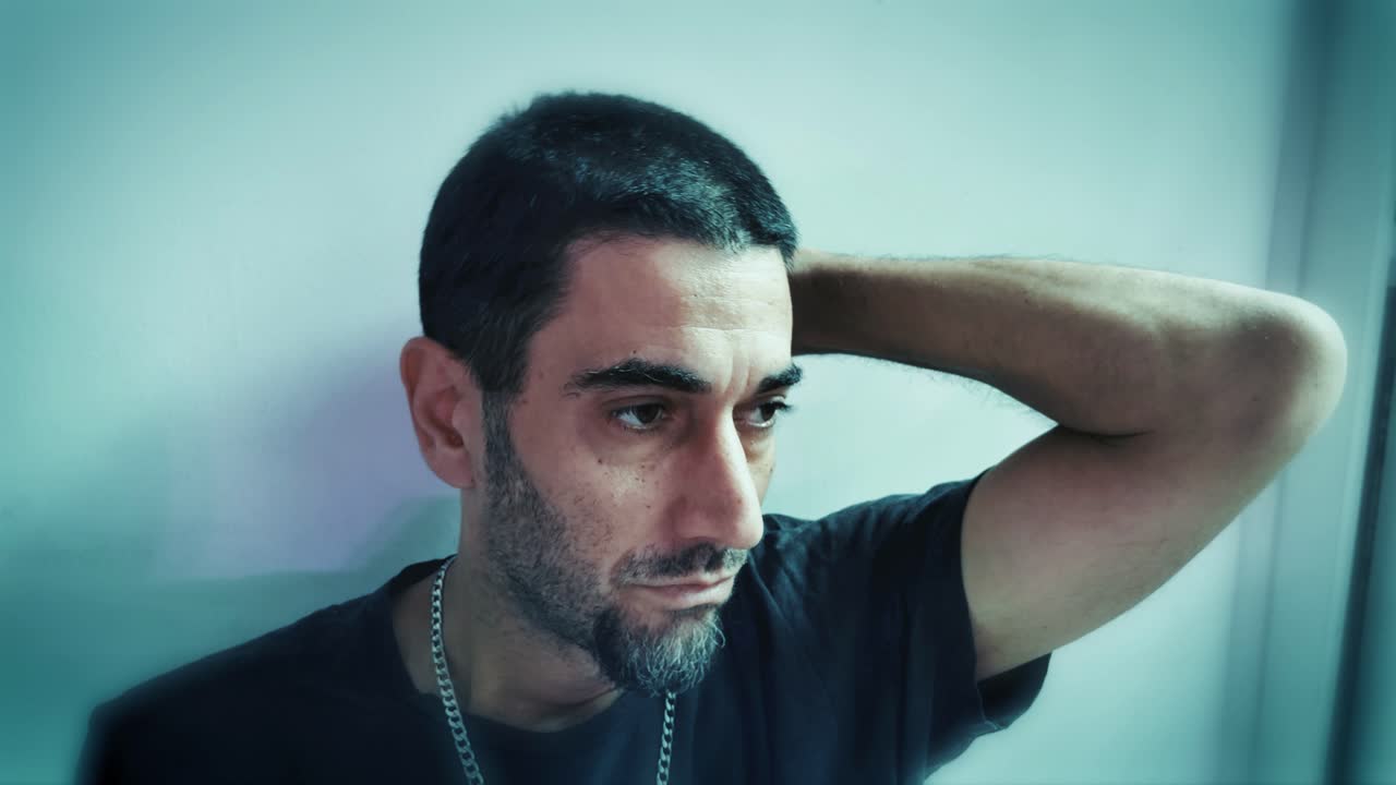 joven de un humor triste y arrepentido