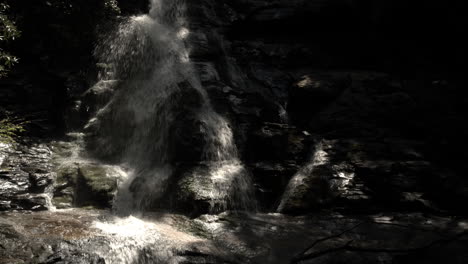 hermosa cascada que cae sobre las rocas en un caluroso día de verano