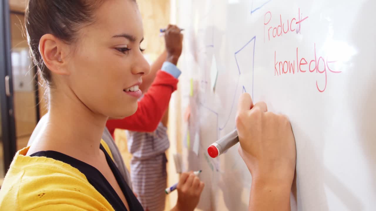 ejecutivos de negocios escribiendo en pizarra