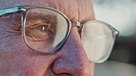 close-up of a man wearing glasses
