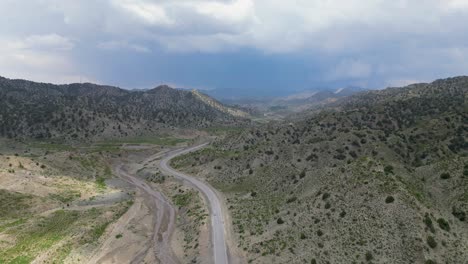 sur la route à travers les collines de paktia