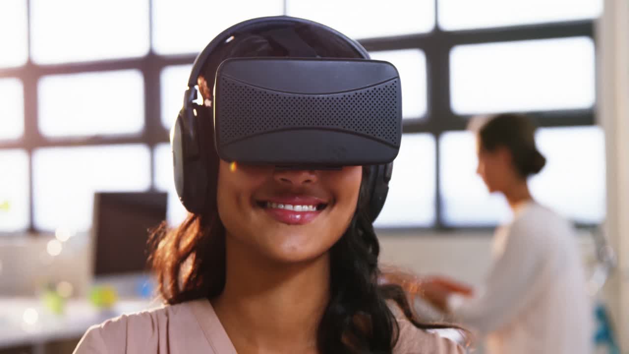 wanita menggunakan headset virtual reality