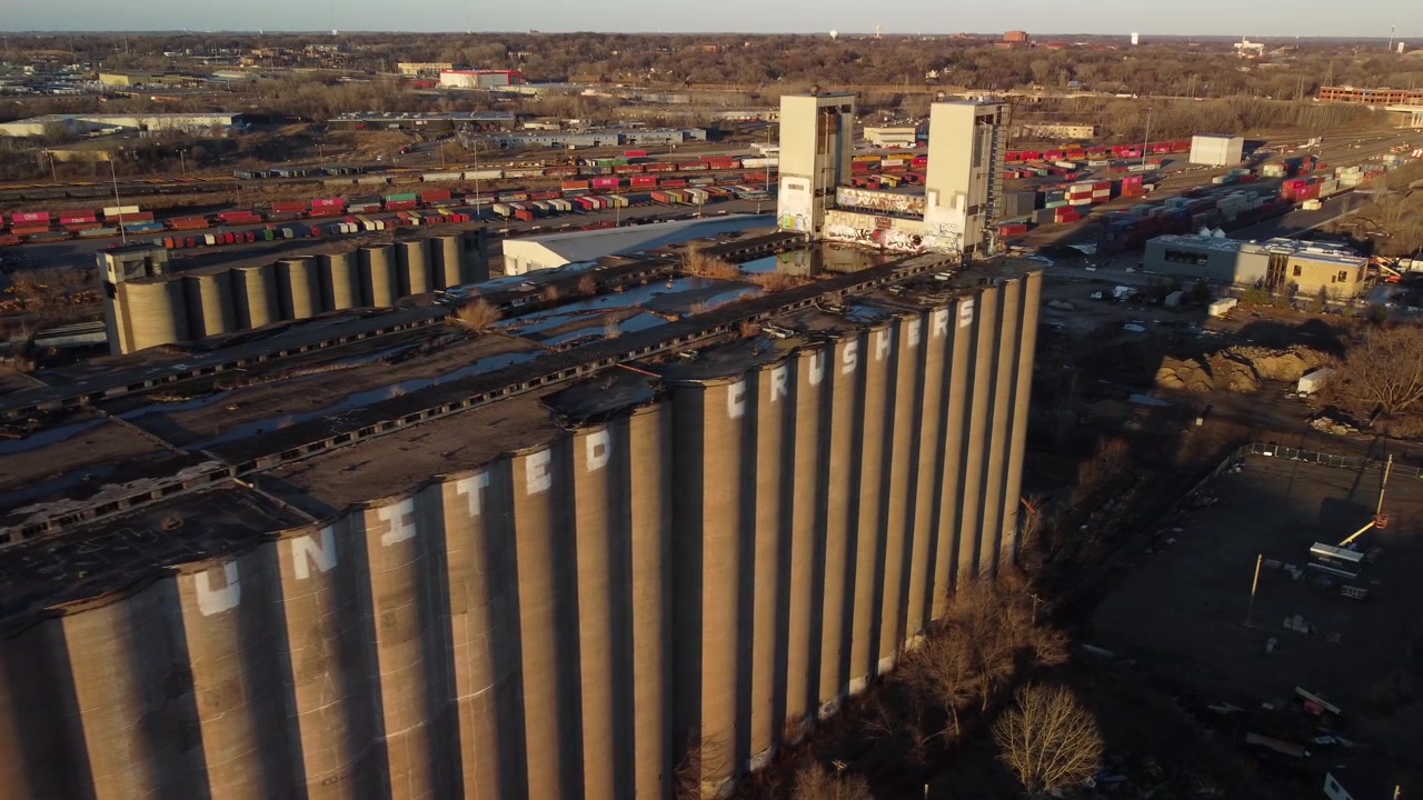 Drone che sorvola un silos di grano industriale abbandonato a Prospect Park, Minneapolis, MN durante l'ora d'oro