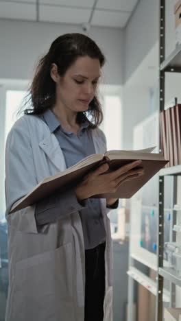 mujer científica leyendo en un laboratorio