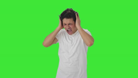 hombre indio frustrado gritando fuerte pantalla verde