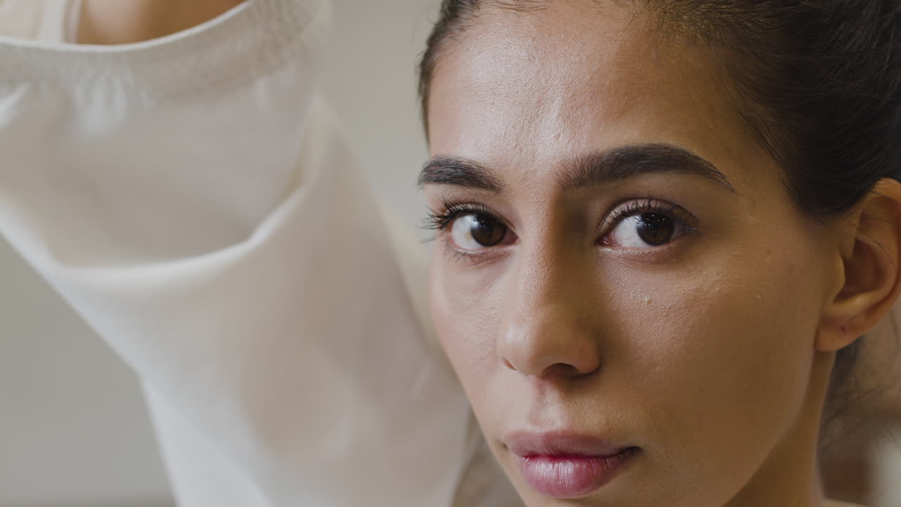 joven mujer morena de primer plano