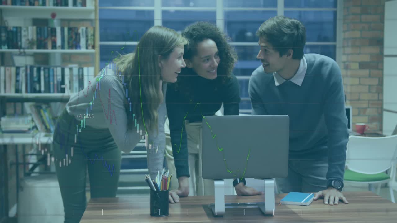 animación del procesamiento de datos estadísticos sobre diversos colegas discutiendo sobre una computadora portátil en la oficina