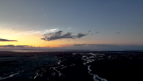 Nubes-Estratosféricas-Polares-Sobre-El-Canal-Trenzado-Del-Río-Al-Amanecer-En-El-Sur-De-Islandia