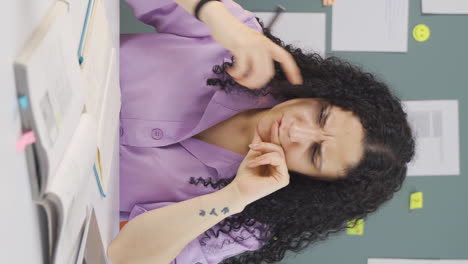 el video vertical de la estudiante resuelve una pregunta.