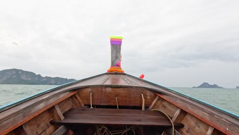 aussicht von einem longtail-boot auf dem wasser