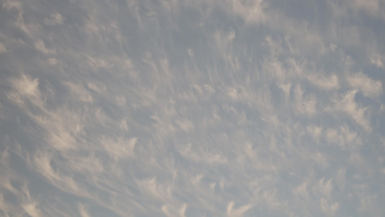 nubes anaranjadas, esparcidas durante la puesta de sol