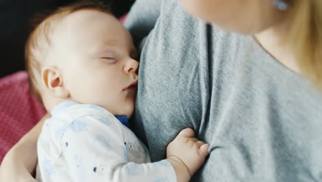 Kind-Zwei-Monate-Schläft-Auf-Der-Brust-Der-Mutter-Mutter-Mit-Seinem-Sohn