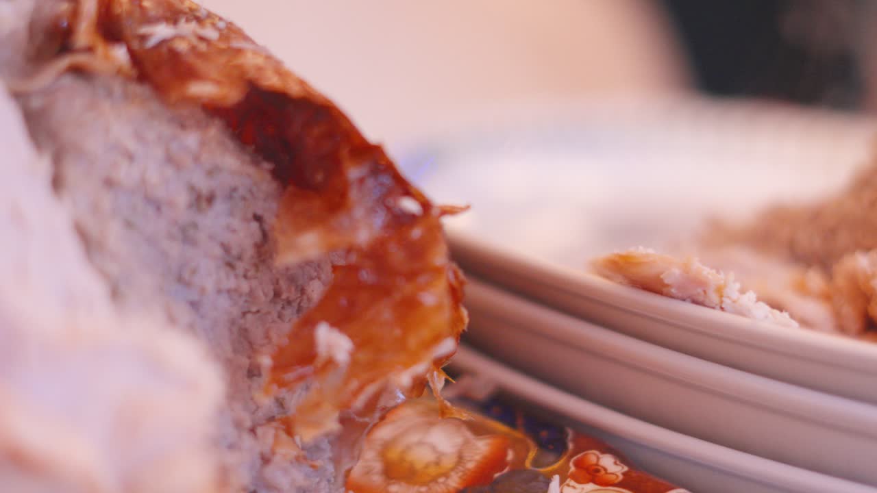 칠면조 김 새의 소시지 고기 클로즈업은 크리스마스와 추수감사절에 전통적으로 제공되며, 카메라 닝은 손님 4k를 위해 제공되는 뜨거운 고기를 보여줍니다.