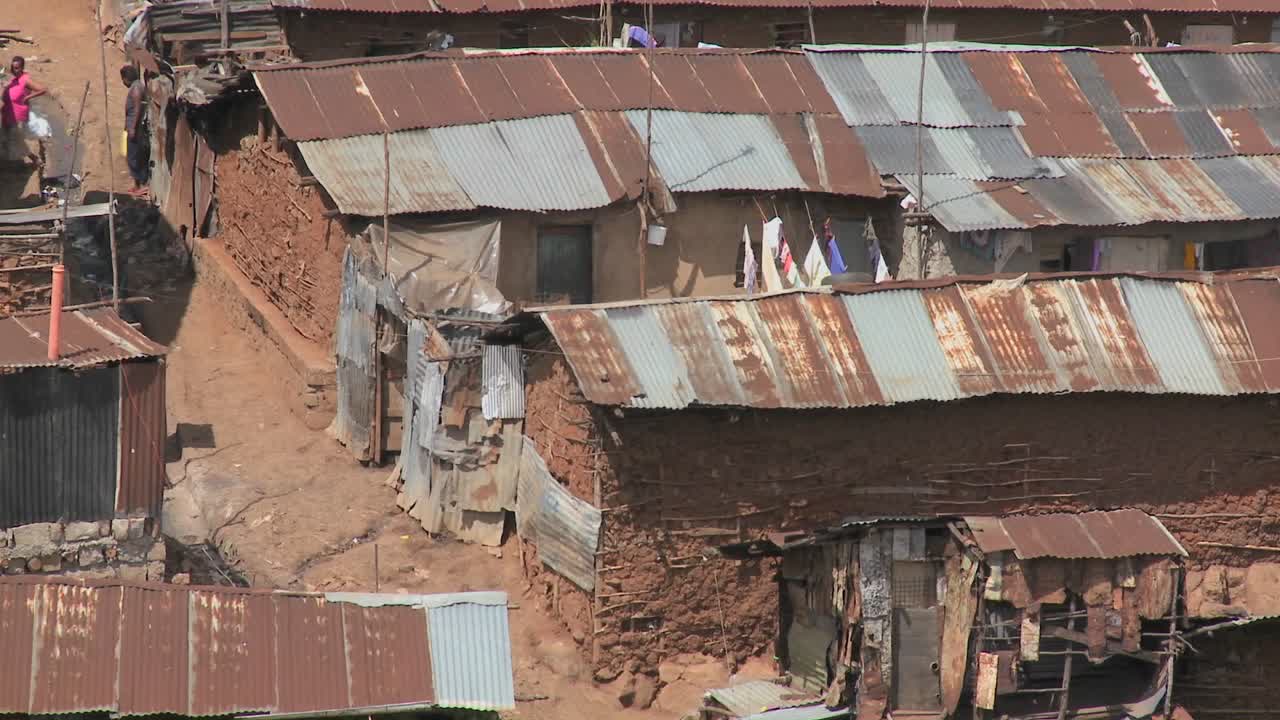 Oddalenie widoku od slumsów nękanych ubóstwem na obrzeżach Nairobi w Kenii