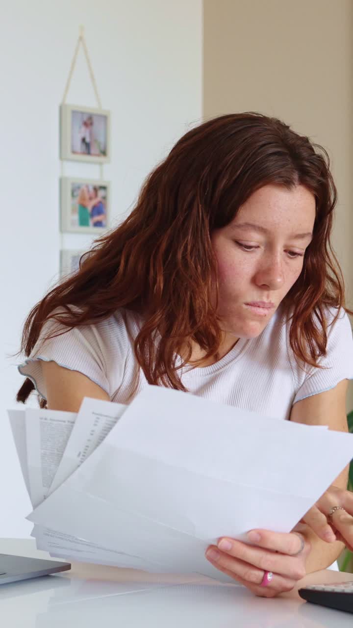 Donna preoccupata con stress finanziario