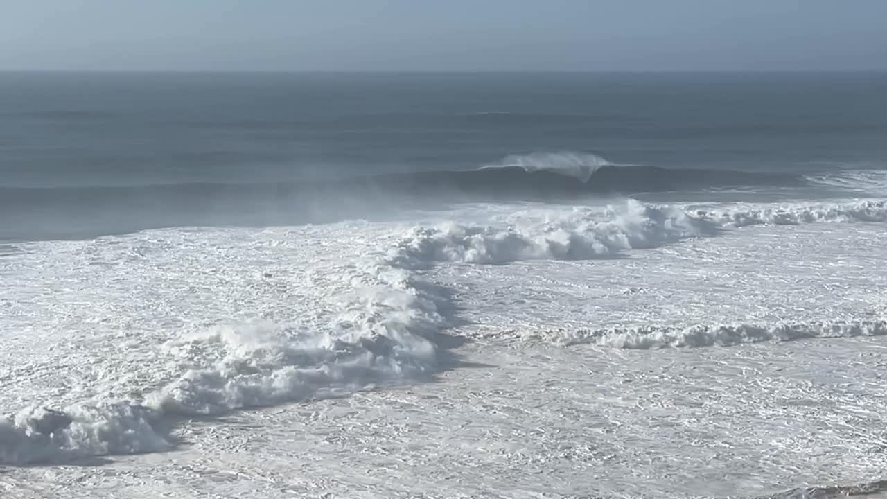 Onde che si infrangono a Nazaré, Portogallo.
