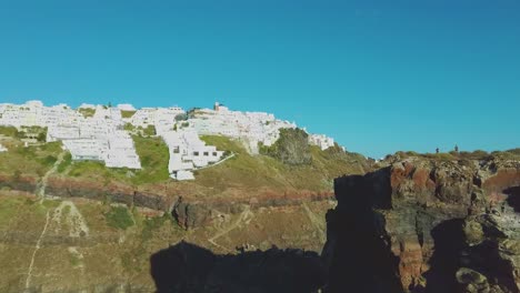 4K-Drohnenaufnahmen-Aus-Der-Luft,-Die-Neben-Der-Dramatischen-Landschaft-Von-Skaros-Rock-Santorini-Griechenland-Fliegen